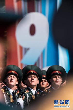 5月9日，在俄罗斯莫斯科，士兵参加阅兵式。