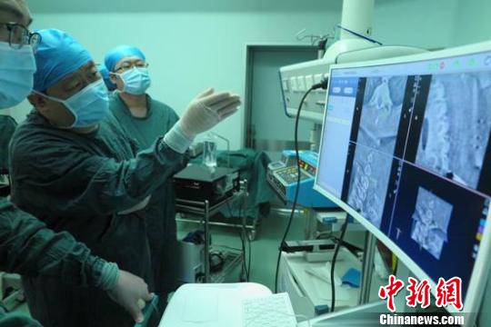 中国医科大学附属第一医院朱悦教授团队完成中国东北地区首例“天玑”骨科机器人辅助脊柱手术。　钟欣 摄