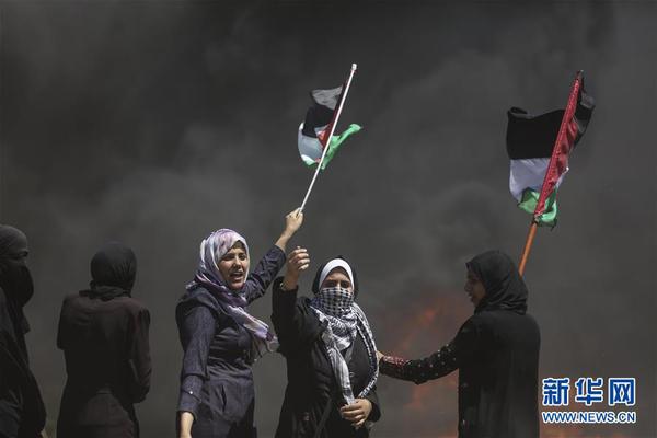5月14日，在加沙城以东的加沙地带与以色列边境，巴勒斯坦妇女参加示威活动。当天，巴勒斯坦民众在巴多地举行游行示威，抗议美国驻以色列使馆当天在耶路撒冷正式开馆。抗议者与以色列士兵发生冲突，导致至少55名巴勒斯坦人死亡、2800多人受伤。