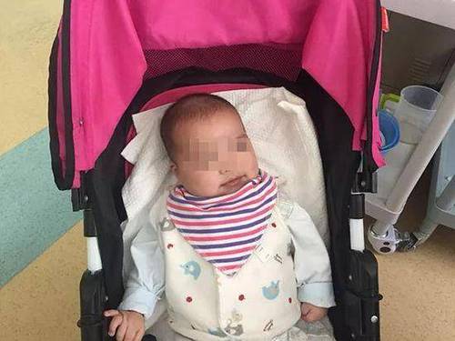 6个月大的男婴小宇（化名）如今以医院为家。