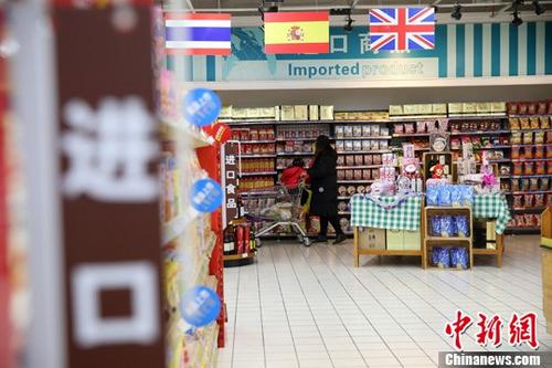 资料图：民众在超市选购进口食品。 <a target='_blank' href='http://www.chinanews.com/'>中新社</a>记者 张云 摄