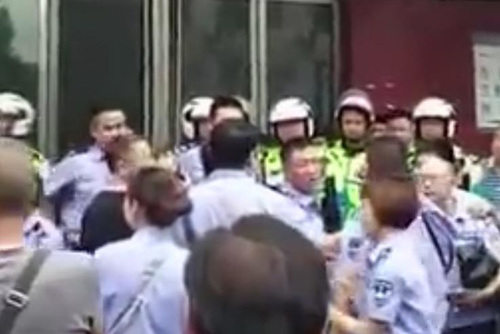 湖南耒阳交警与执法人员持盾牌大吼对峙 官方回应