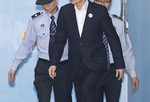 韩国前总统李明博首次出庭受审否认检方指控