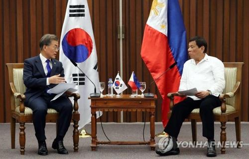 资料图片：2017年11月13日，在菲律宾马尼拉，韩国总统文在寅（左）会晤菲律宾总统杜特尔特。（图片来源：韩联社）