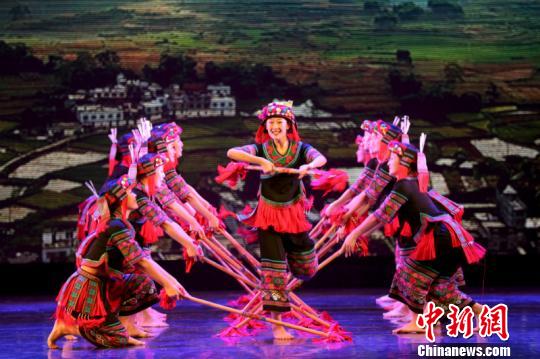 图为中国少数民族歌舞节目 苏婉莹 摄
