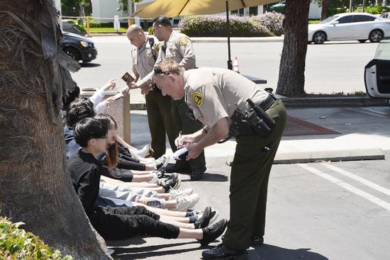中国留学生洛杉矶大街上玩仿真枪 遭警察搜身上铐