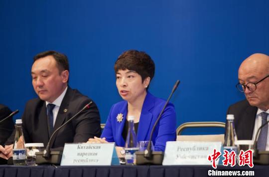 5月29日，中国驻乌兹别克斯坦大使姜岩(图中)在于塔什干举行的上海合作组织青岛峰会媒体吹风会上介绍相关情况。　文龙杰 摄