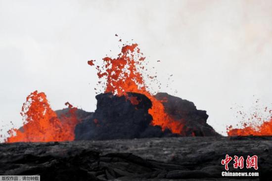 当地时间2018年5月26日，美国夏威夷州帕霍阿，基拉韦厄火山持续喷发，岩浆涌向Leilani Estates住宅区。