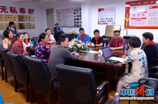 中国侨网致公党福建省委机关志愿者带着爱心和小礼物来到了福州市星语学校，与学校自闭症儿童共度“六一”儿童节。　王旺旺　摄