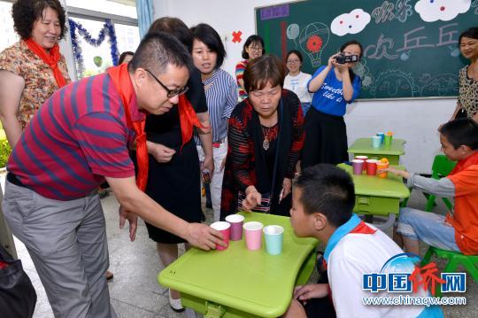 志愿者与学生一起参与游园活动。　王旺旺 摄