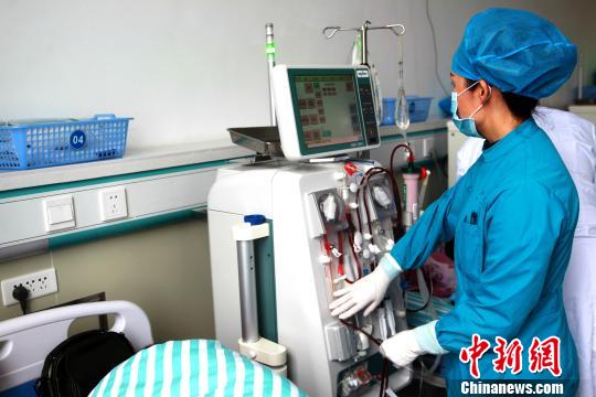 图为青海省县级公立医院的血液净化中心。　张添福 摄