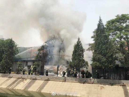 北京酒仙桥地区一房屋起火 现场有浓烟冒出