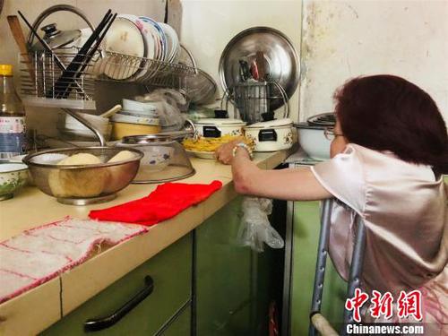 杨丽华正在给父母做饭 高然 摄