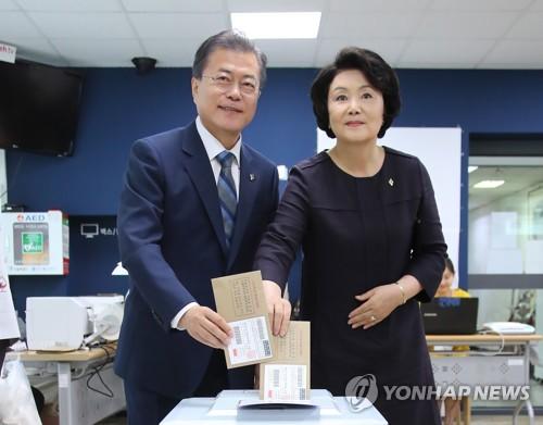 韩国总统文在寅夫妇进行地方选举缺席投票