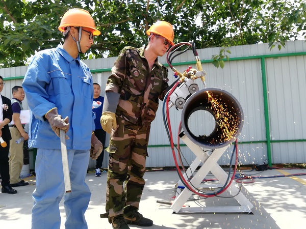中国航天科工集团第六研究院的工人师傅现场演示高性能工业切割燃气切割钢管