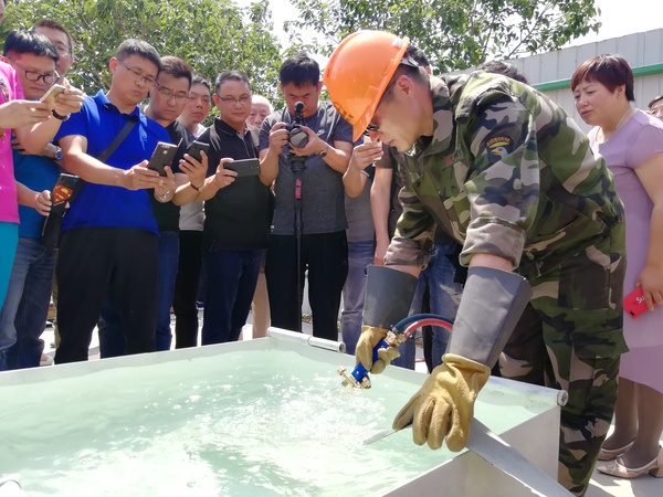 中国航天科工集团第六研究院的工人师傅现场演示高性能工业切割燃气水下切割