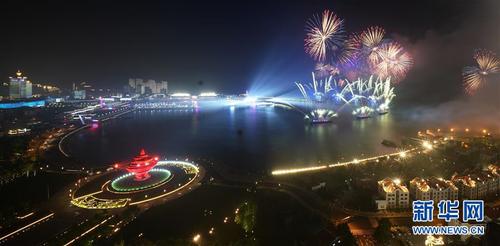 　　6月9日至10日，上海合作组织青岛峰会在山东青岛召开。这是9日晚在青岛举行的《有朋自远方来》灯光焰火艺术表演。 新华社记者王建华摄