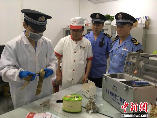 北京食品药品监管部门抽检粽子样本。北京市东城区食药监局供图