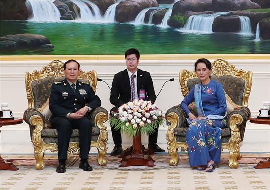 15日下午，缅甸国务资政昂山素季会见了正在缅进行正式访问的中国国务委员兼国防部长魏凤和。李晓伟 摄