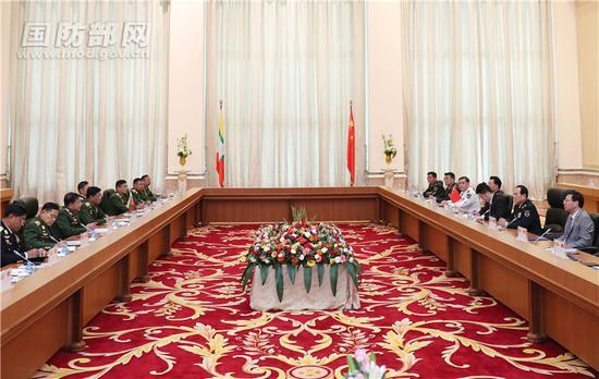15日上午，正在缅甸进行正式访问的国务委员兼国防部长魏凤和与缅国防军总司令敏昂莱举行会谈。李晓伟 摄