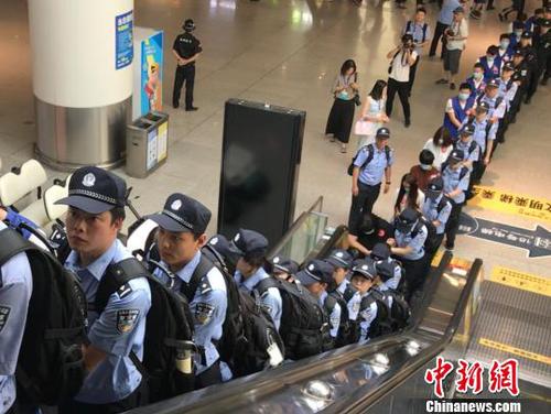 犯罪嫌疑人被押解抵达杭州火车东站。　张斌 摄