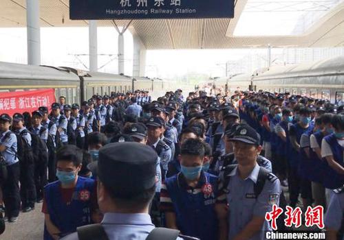 犯罪嫌疑人被押解抵达杭州火车东站。　张斌 摄