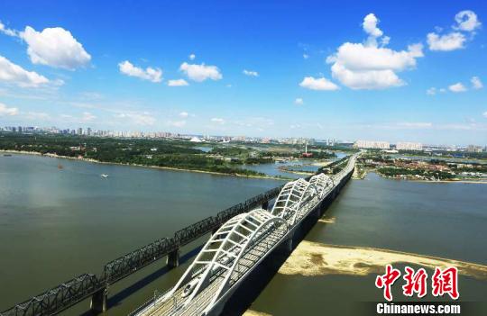 图为哈齐高铁经过松花江特大桥。中国铁路哈尔滨局集团有限公司提供