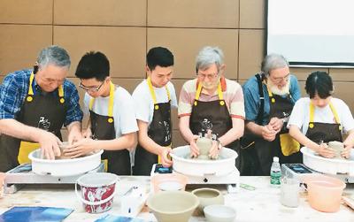 中国侨网图为部分外国专家在东市陶瓷文化博览城体验制瓷。 
