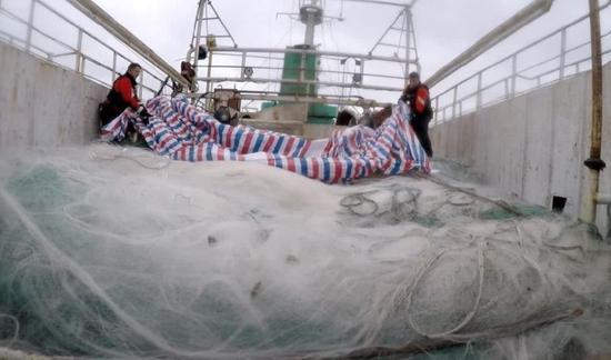 中国渔船非法捕捞 美舰人员获中方批准后登船检查
