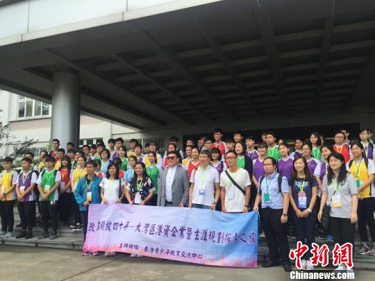 香港路德会西门英才中学师生们在广东惠州南旋集团参观并一起合影留念 宋秀杰 摄
