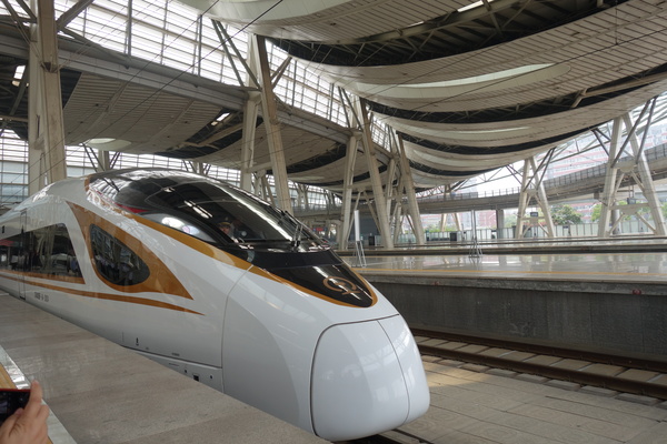 G7次高铁驶出北京南站