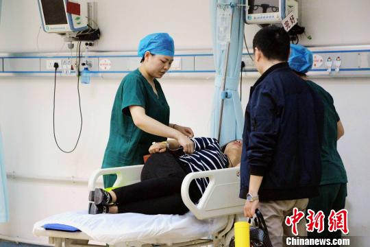 资料图：图为医院护士正在为病人输液。　赵晓 摄