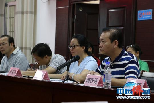 中国侨网图为柳州市外事侨务办公室主任庞智勇主持会议。　林馨　摄