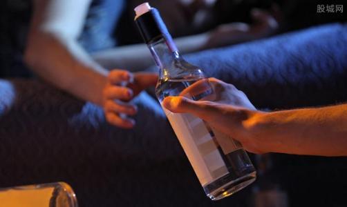 喝酒也能引发腹泻？应该如何应对？