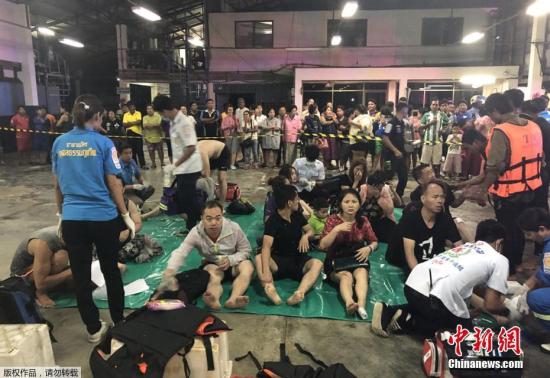 7月5日，泰国南部旅游胜地普吉岛发生沉船意外，3艘共载有近140名中国和欧洲游客的观光船在大浪中倾覆。据当地媒体引述普吉岛市长消息，救援人员已经找到1乘客的遗体，另外还有53人人失踪。中国驻泰国使馆高度重视游船倾覆事件，称将竭力展开搜救工作。