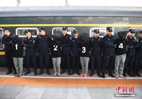 2017年8月29日，长春火车站，10名电信诈骗犯罪嫌疑人被长春警方从国外经云南押解回国。<a target='_blank' href='http://www.chinanews.com/'>中新社</a>记者 张瑶 摄