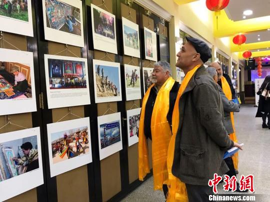 中国侨网图为嘉宾参观“感知中国·大美青海”中国青海民族文化艺术展。　少恒　摄