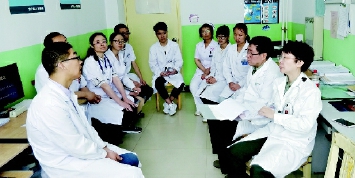 ▲全军心血管内科专业委员会专家陈韵岱教授等在会宁县人民医院与医生交流。