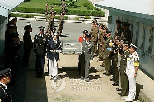 资料图片：美军在板门店接收遗骸，图片摄于1998年5月25日。(来源：韩联社)