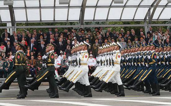 ▲中国人民解放军仪仗队参与白俄罗斯独立日阅兵仪式。