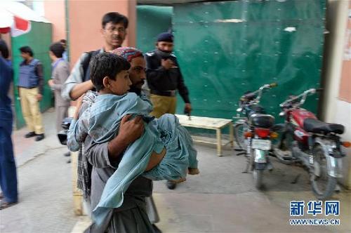 巴基斯坦西南部集会现场自杀式袭击死亡人数升至70人