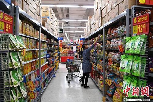 资料图：超市内，民众在选购食品。<a target='_blank' href='http://www.chinanews.com/'>中新社</a>记者 俞靖 摄