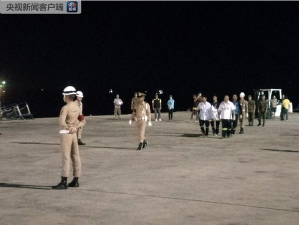 中国驻泰国大使吕健迎接普吉沉船事故遇难者遗体
