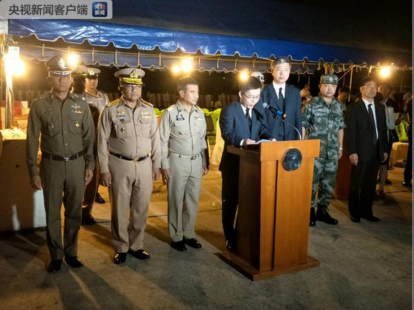 中国驻泰国大使吕健迎接普吉沉船事故遇难者遗体