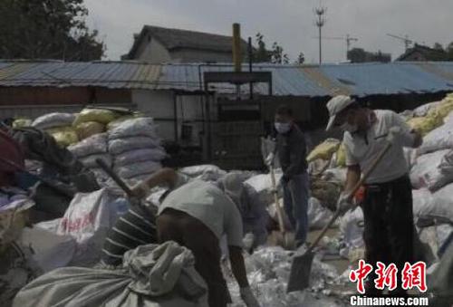 在南京郊区的一个废品收购站内，警方发现医疗废弃物约8.5吨。　警方资料图 摄