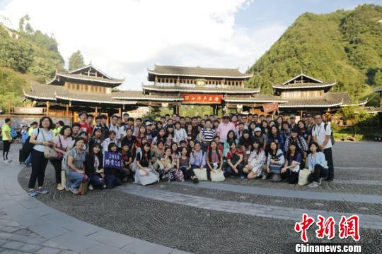 第十届台湾大学生研习营团员参观雷山西江千户苗寨。钟欣 摄