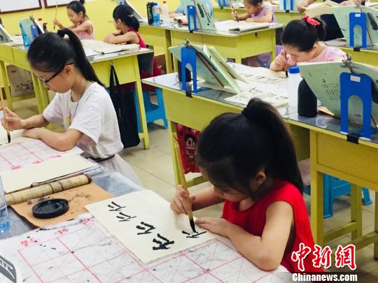 7月21日，广西柳州馨艺书画艺术培训中心，学生正在炼习毛笔字。　周潇男 摄