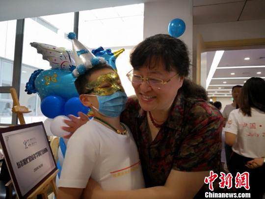 80组来自全国各地曾在儿中心成功接受造血干细胞移植治疗的患儿及其家庭回到上海“娘家”。　夏琳 摄