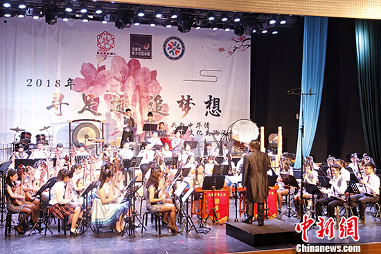 两岸乐团同台演奏《花好月圆》。 <a target='_blank' href='http://www.chinanews.com/'>中新社</a>记者 陈小愿 摄