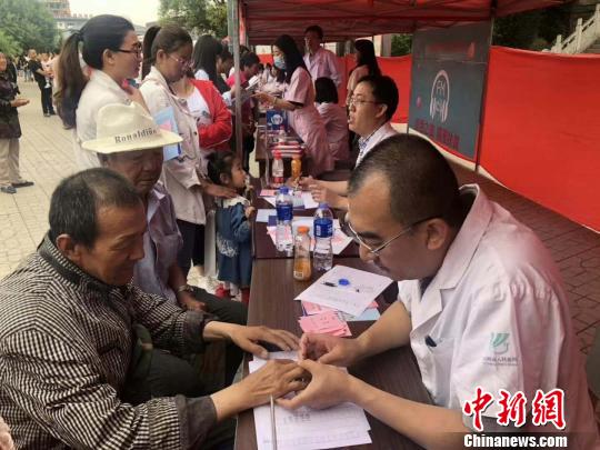图为省城医院的专家在忻州市岢岚县义诊。　范丽芳 摄